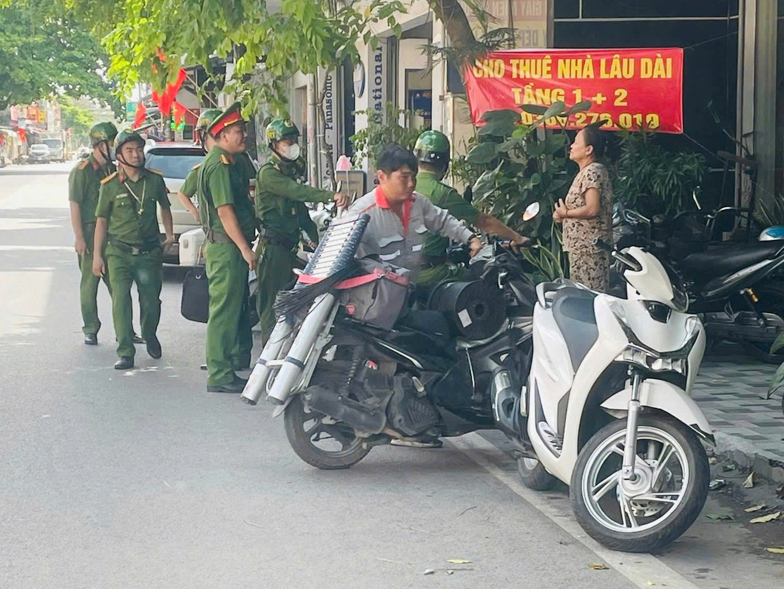 Công an phường An Dương đảm bảo trật tự đường hè, trật tự công công tại địa bàn phường